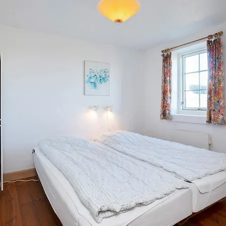 12 Person In למביג