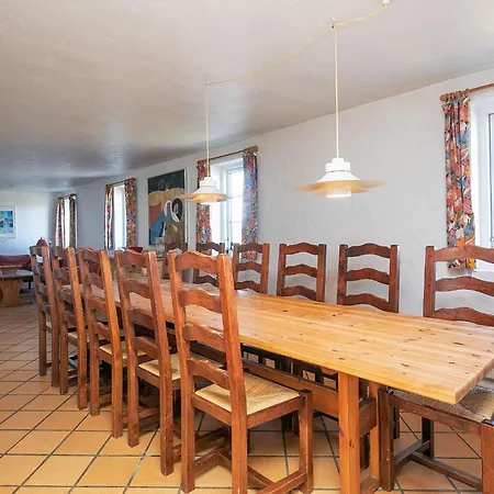 12 Person In למביג